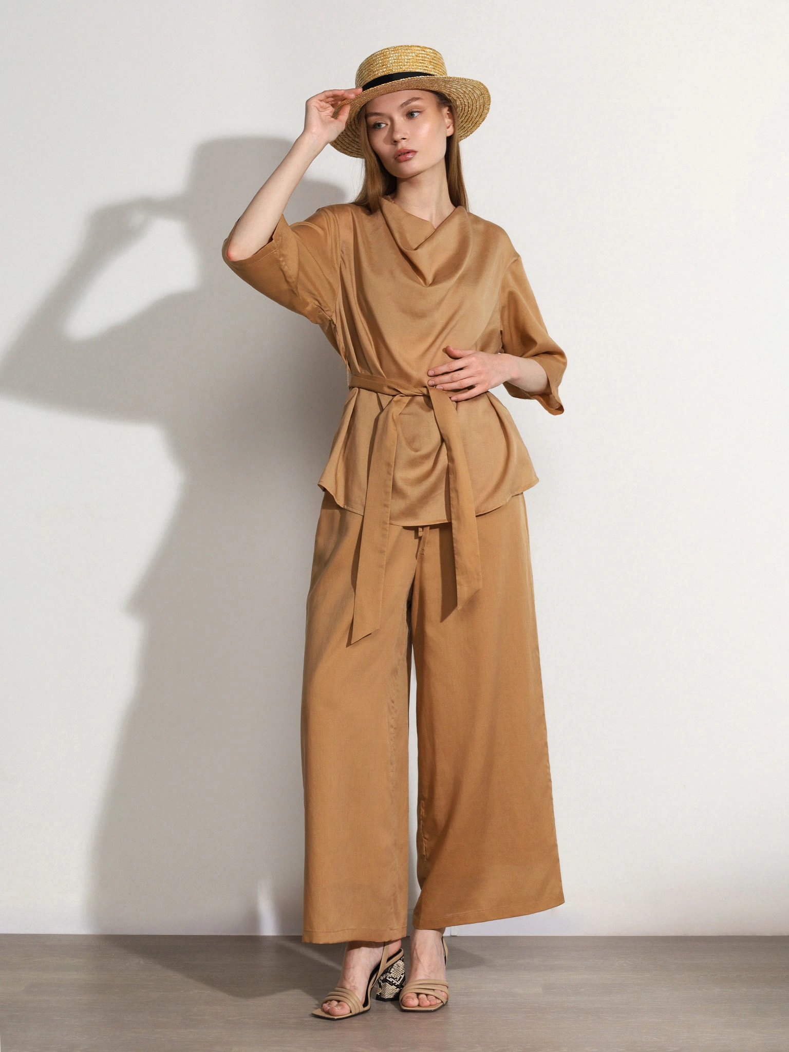 Блуза светло-коричневого цвета с поясом